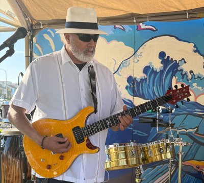buena-onda-music_guitarist-junior-espinoza_thumb.jpg